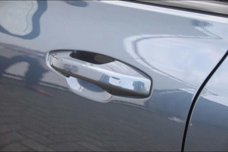 Volvo V60 T6 350PK Automaat AWD Plus Dark / Adaptive cruise control / Elektrische stoelen / Harman Kardon audio / Trekhaak / Pilot assist / BLIS / Stoel en stuur verwarming / Elektrische achterklep / Parkeersensoren met 360 camera / Google infotainment