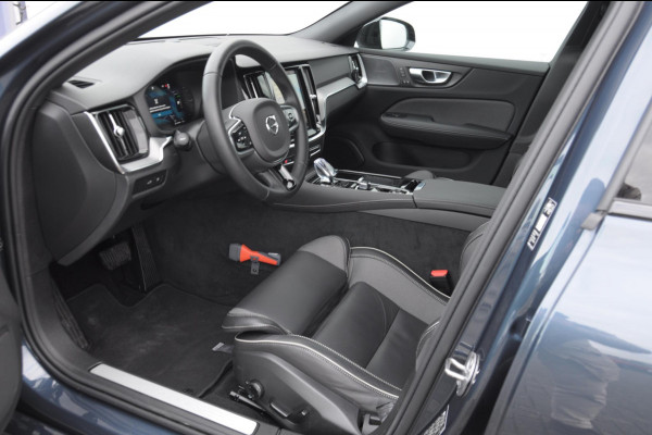 Volvo V60 T6 350PK Automaat AWD Plus Dark / Adaptive cruise control / Elektrische stoelen / Harman Kardon audio / Trekhaak / Pilot assist / BLIS / Stoel en stuur verwarming / Elektrische achterklep / Parkeersensoren met 360 camera / Google infotainment