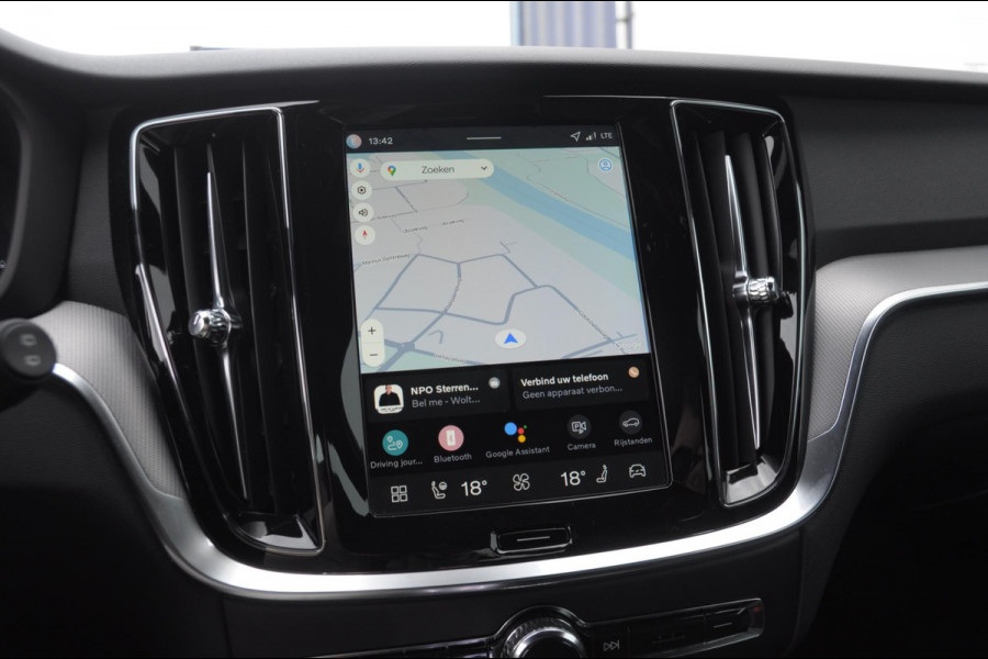 Volvo V60 T6 350PK Automaat AWD Plus Dark / Adaptive cruise control / Elektrische stoelen / Harman Kardon audio / Trekhaak / Pilot assist / BLIS / Stoel en stuur verwarming / Elektrische achterklep / Parkeersensoren met 360 camera / Google infotainment