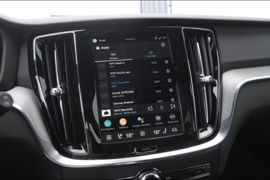 Volvo V60 T6 350PK Automaat AWD Plus Dark / Adaptive cruise control / Elektrische stoelen / Harman Kardon audio / Trekhaak / Pilot assist / BLIS / Stoel en stuur verwarming / Elektrische achterklep / Parkeersensoren met 360 camera / Google infotainment