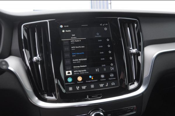 Volvo V60 T6 350PK Automaat AWD Plus Dark / Adaptive cruise control / Elektrische stoelen / Harman Kardon audio / Trekhaak / Pilot assist / BLIS / Stoel en stuur verwarming / Elektrische achterklep / Parkeersensoren met 360 camera / Google infotainment