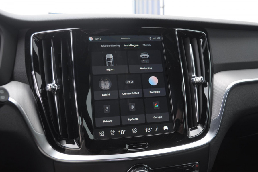 Volvo V60 T6 350PK Automaat AWD Plus Dark / Adaptive cruise control / Elektrische stoelen / Harman Kardon audio / Trekhaak / Pilot assist / BLIS / Stoel en stuur verwarming / Elektrische achterklep / Parkeersensoren met 360 camera / Google infotainment