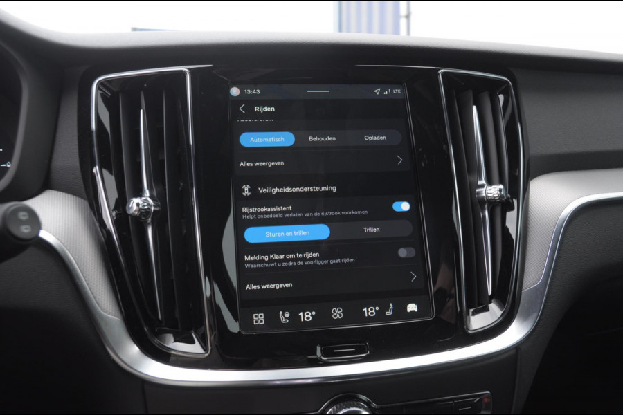 Volvo V60 T6 350PK Automaat AWD Plus Dark / Adaptive cruise control / Elektrische stoelen / Harman Kardon audio / Trekhaak / Pilot assist / BLIS / Stoel en stuur verwarming / Elektrische achterklep / Parkeersensoren met 360 camera / Google infotainment