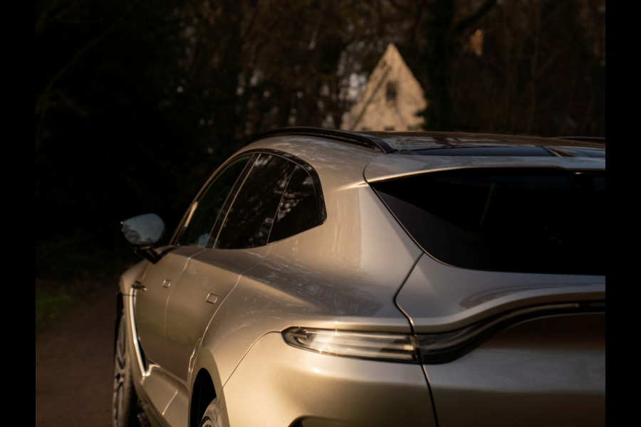 Aston Martin DBX 707 4.0 V8 | Facelift | Sports Plus Seats | Luchtvering | Stoelventilatie | Carbon! | Pano-dak