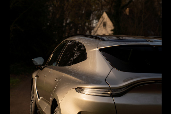 Aston Martin DBX 707 4.0 V8 | Facelift | Sports Plus Seats | Luchtvering | Stoelventilatie | Carbon! | Pano-dak