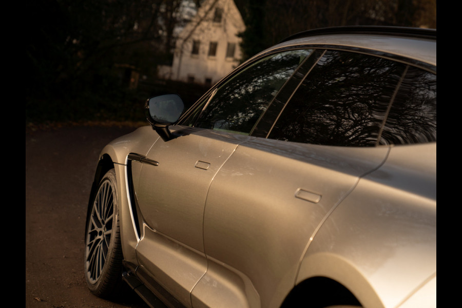 Aston Martin DBX 707 4.0 V8 | Facelift | Sports Plus Seats | Luchtvering | Stoelventilatie | Carbon! | Pano-dak