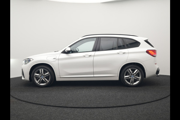 BMW X1 xDrive25e M Sport Plug In Hybrid 222pk Dealer O.H PHEV | Trekhaak Afneembaar | Cruise Control | Lederen Sportstoelen Verwarmd | Bluetooth | Sfeerverlichting | Sportstuur Leder | Navigatie | DAB | 18" LM |