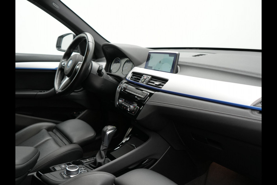 BMW X1 xDrive25e M Sport Plug In Hybrid 222pk Dealer O.H PHEV | Trekhaak Afneembaar | Cruise Control | Lederen Sportstoelen Verwarmd | Bluetooth | Sfeerverlichting | Sportstuur Leder | Navigatie | DAB | 18" LM |
