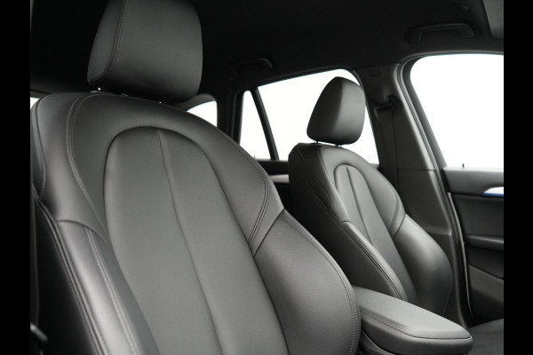 BMW X1 xDrive25e M Sport Plug In Hybrid 222pk Dealer O.H PHEV | Trekhaak Afneembaar | Cruise Control | Lederen Sportstoelen Verwarmd | Bluetooth | Sfeerverlichting | Sportstuur Leder | Navigatie | DAB | 18" LM |