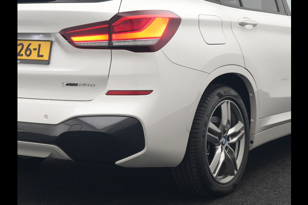 BMW X1 xDrive25e M Sport Plug In Hybrid 222pk Dealer O.H PHEV | Trekhaak Afneembaar | Cruise Control | Lederen Sportstoelen Verwarmd | Bluetooth | Sfeerverlichting | Sportstuur Leder | Navigatie | DAB | 18" LM |