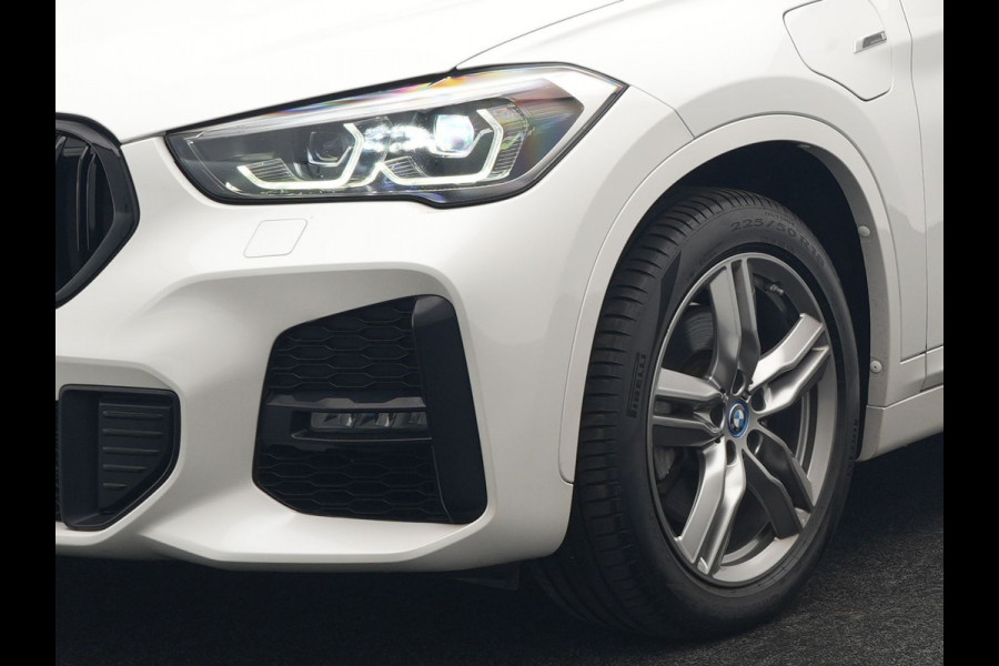 BMW X1 xDrive25e M Sport Plug In Hybrid 222pk Dealer O.H PHEV | Trekhaak Afneembaar | Cruise Control | Lederen Sportstoelen Verwarmd | Bluetooth | Sfeerverlichting | Sportstuur Leder | Navigatie | DAB | 18" LM |