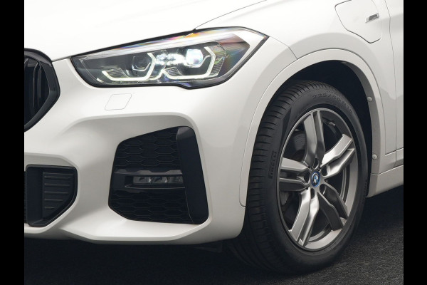 BMW X1 xDrive25e M Sport Plug In Hybrid 222pk Dealer O.H PHEV | Trekhaak Afneembaar | Cruise Control | Lederen Sportstoelen Verwarmd | Bluetooth | Sfeerverlichting | Sportstuur Leder | Navigatie | DAB | 18" LM |