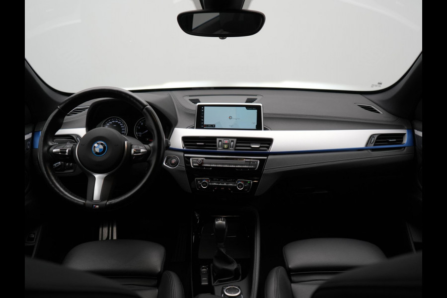 BMW X1 xDrive25e M Sport Plug In Hybrid 222pk Dealer O.H PHEV | Trekhaak Afneembaar | Cruise Control | Lederen Sportstoelen Verwarmd | Bluetooth | Sfeerverlichting | Sportstuur Leder | Navigatie | DAB | 18" LM |