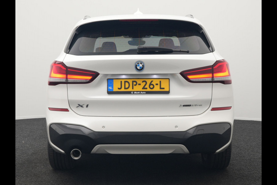 BMW X1 xDrive25e M Sport Plug In Hybrid 222pk Dealer O.H PHEV | Trekhaak Afneembaar | Cruise Control | Lederen Sportstoelen Verwarmd | Bluetooth | Sfeerverlichting | Sportstuur Leder | Navigatie | DAB | 18" LM |