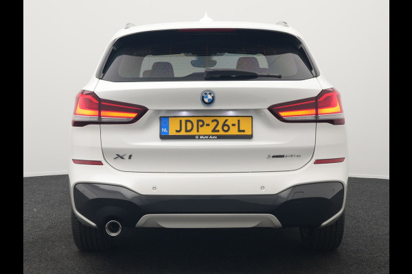 BMW X1 xDrive25e M Sport Plug In Hybrid 222pk Dealer O.H PHEV | Trekhaak Afneembaar | Cruise Control | Lederen Sportstoelen Verwarmd | Bluetooth | Sfeerverlichting | Sportstuur Leder | Navigatie | DAB | 18" LM |