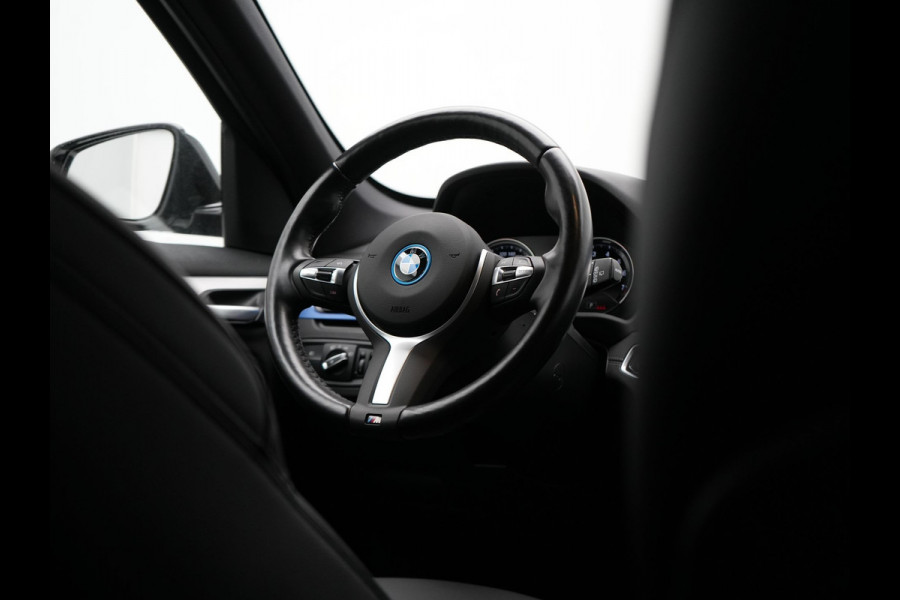 BMW X1 xDrive25e M Sport Plug In Hybrid 222pk Dealer O.H PHEV | Trekhaak Afneembaar | Cruise Control | Lederen Sportstoelen Verwarmd | Bluetooth | Sfeerverlichting | Sportstuur Leder | Navigatie | DAB | 18" LM |