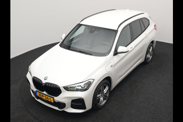 BMW X1 xDrive25e M Sport Plug In Hybrid 222pk Dealer O.H PHEV | Trekhaak Afneembaar | Cruise Control | Lederen Sportstoelen Verwarmd | Bluetooth | Sfeerverlichting | Sportstuur Leder | Navigatie | DAB | 18" LM |