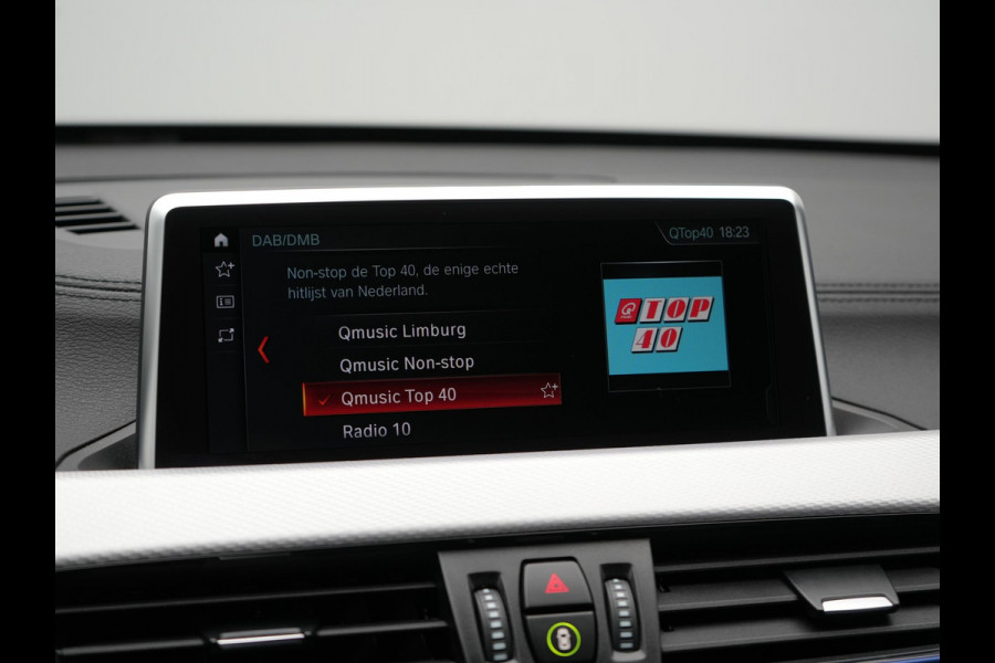 BMW X1 xDrive25e M Sport Plug In Hybrid 222pk Dealer O.H PHEV | Trekhaak Afneembaar | Cruise Control | Lederen Sportstoelen Verwarmd | Bluetooth | Sfeerverlichting | Sportstuur Leder | Navigatie | DAB | 18" LM |