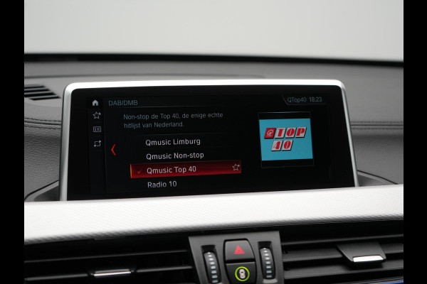 BMW X1 xDrive25e M Sport Plug In Hybrid 222pk Dealer O.H PHEV | Trekhaak Afneembaar | Cruise Control | Lederen Sportstoelen Verwarmd | Bluetooth | Sfeerverlichting | Sportstuur Leder | Navigatie | DAB | 18" LM |