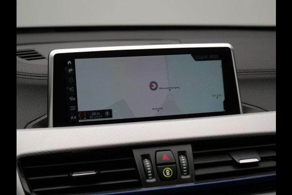 BMW X1 xDrive25e M Sport Plug In Hybrid 222pk Dealer O.H PHEV | Trekhaak Afneembaar | Cruise Control | Lederen Sportstoelen Verwarmd | Bluetooth | Sfeerverlichting | Sportstuur Leder | Navigatie | DAB | 18" LM |