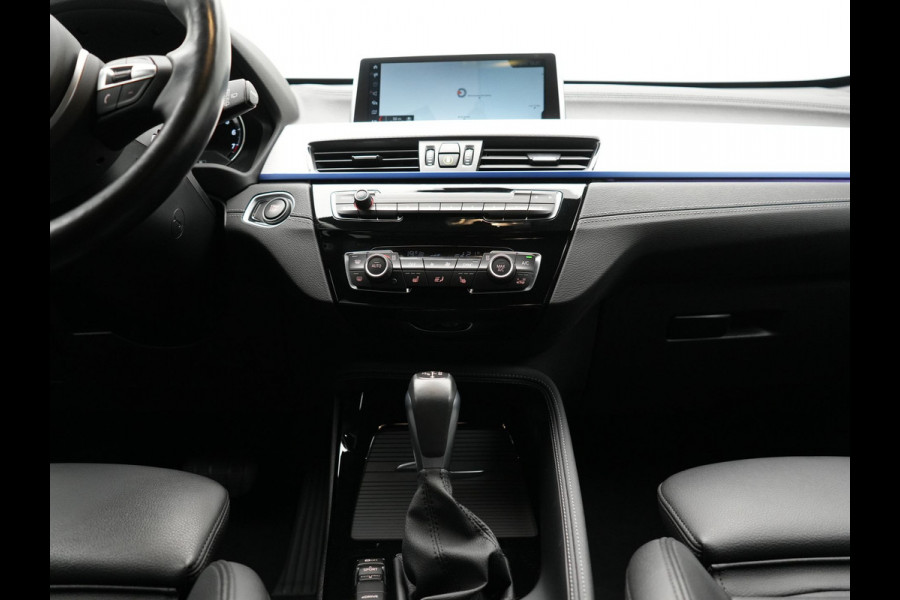 BMW X1 xDrive25e M Sport Plug In Hybrid 222pk Dealer O.H PHEV | Trekhaak Afneembaar | Cruise Control | Lederen Sportstoelen Verwarmd | Bluetooth | Sfeerverlichting | Sportstuur Leder | Navigatie | DAB | 18" LM |