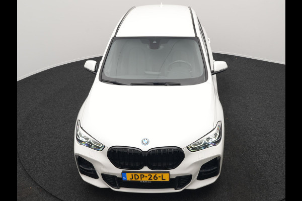 BMW X1 xDrive25e M Sport Plug In Hybrid 222pk Dealer O.H PHEV | Trekhaak Afneembaar | Cruise Control | Lederen Sportstoelen Verwarmd | Bluetooth | Sfeerverlichting | Sportstuur Leder | Navigatie | DAB | 18" LM |