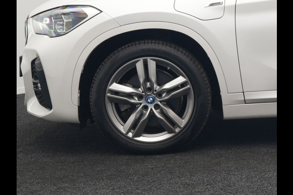 BMW X1 xDrive25e M Sport Plug In Hybrid 222pk Dealer O.H PHEV | Trekhaak Afneembaar | Cruise Control | Lederen Sportstoelen Verwarmd | Bluetooth | Sfeerverlichting | Sportstuur Leder | Navigatie | DAB | 18" LM |