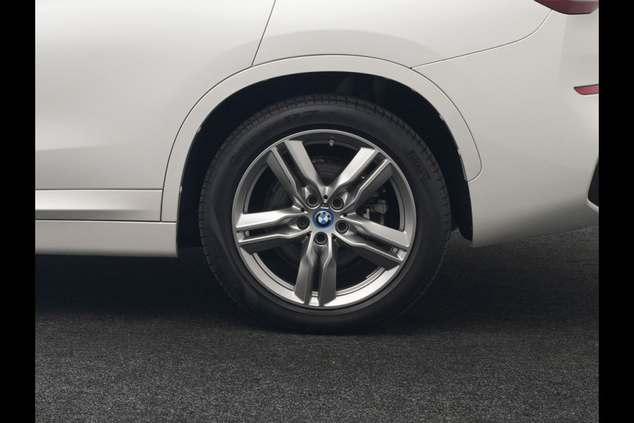 BMW X1 xDrive25e M Sport Plug In Hybrid 222pk Dealer O.H PHEV | Trekhaak Afneembaar | Cruise Control | Lederen Sportstoelen Verwarmd | Bluetooth | Sfeerverlichting | Sportstuur Leder | Navigatie | DAB | 18" LM |