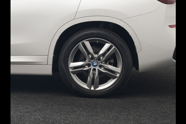 BMW X1 xDrive25e M Sport Plug In Hybrid 222pk Dealer O.H PHEV | Trekhaak Afneembaar | Cruise Control | Lederen Sportstoelen Verwarmd | Bluetooth | Sfeerverlichting | Sportstuur Leder | Navigatie | DAB | 18" LM |