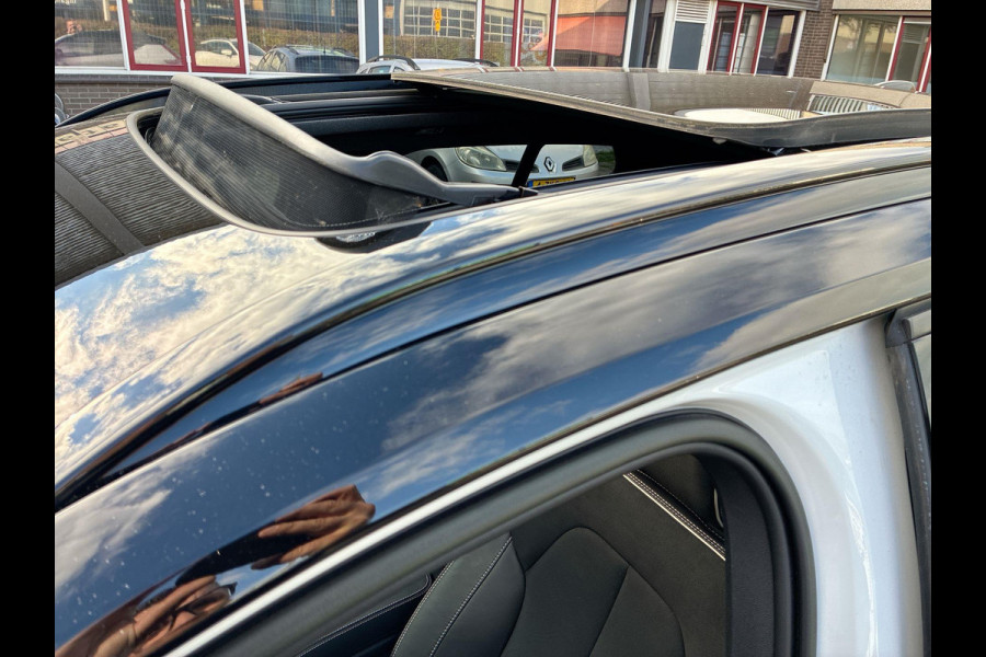 Volvo XC40 2.0 B3 R-Design | SkyRoof | Pilot Assist| Park Assist | 18" Lm-velgen | Two Tone Lak | Apple Carplay / Android Auto