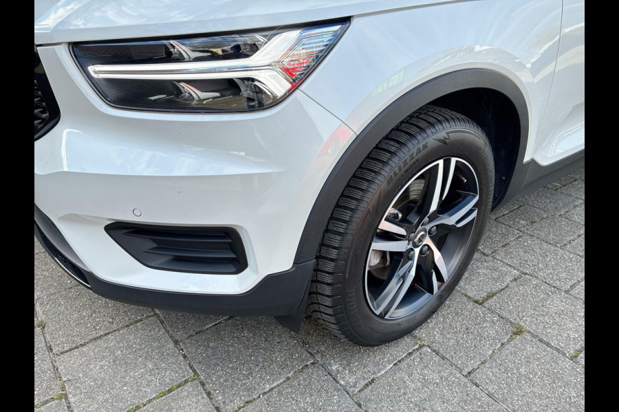 Volvo XC40 2.0 B3 R-Design | SkyRoof | Pilot Assist| Park Assist | 18" Lm-velgen | Two Tone Lak | Apple Carplay / Android Auto