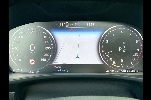 Volvo XC40 2.0 B3 R-Design | SkyRoof | Pilot Assist| Park Assist | 18" Lm-velgen | Two Tone Lak | Apple Carplay / Android Auto