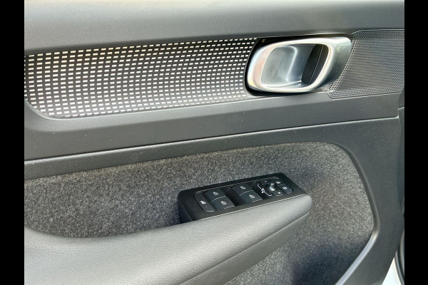 Volvo XC40 2.0 B3 R-Design | SkyRoof | Pilot Assist| Park Assist | 18" Lm-velgen | Two Tone Lak | Apple Carplay / Android Auto