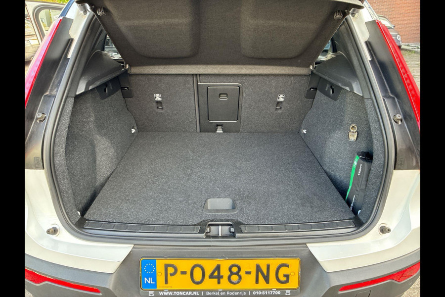 Volvo XC40 2.0 B3 R-Design | SkyRoof | Pilot Assist| Park Assist | 18" Lm-velgen | Two Tone Lak | Apple Carplay / Android Auto