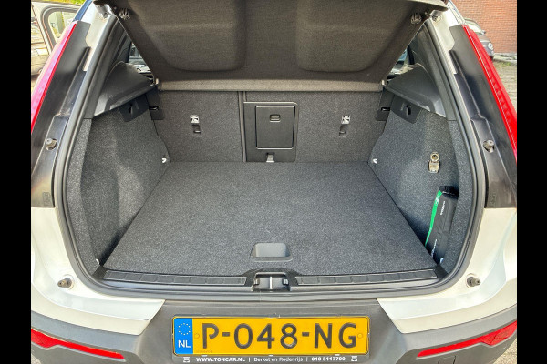 Volvo XC40 2.0 B3 R-Design | SkyRoof | Pilot Assist| Park Assist | 18" Lm-velgen | Two Tone Lak | Apple Carplay / Android Auto