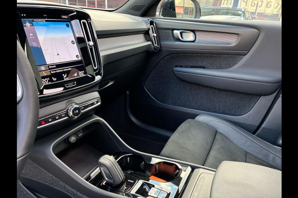 Volvo XC40 2.0 B3 R-Design | SkyRoof | Pilot Assist| Park Assist | 18" Lm-velgen | Two Tone Lak | Apple Carplay / Android Auto