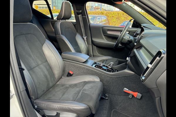 Volvo XC40 2.0 B3 R-Design | SkyRoof | Pilot Assist| Park Assist | 18" Lm-velgen | Two Tone Lak | Apple Carplay / Android Auto