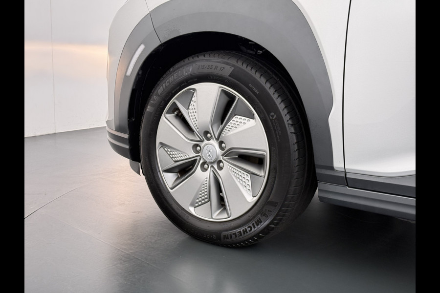 Hyundai Kona EV 64kWh Warmtepomp Adap.Cruise Navi Ecc Camera Pdc Trekhaak Krell®-Audio Apple Carplay Android Auto Comfort SOH 100% Lane Assist DAB Led Lmv 17" Regen-Lichtsensor Keyless 1e Eigenaar Origineel Nederlandse Auto