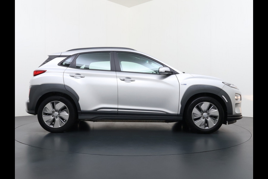 Hyundai Kona EV 64kWh Warmtepomp Adap.Cruise Navi Ecc Camera Pdc Trekhaak Krell®-Audio Apple Carplay Android Auto Comfort SOH 100% Lane Assist DAB Led Lmv 17" Regen-Lichtsensor Keyless 1e Eigenaar Origineel Nederlandse Auto