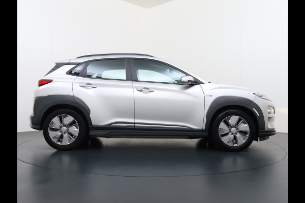 Hyundai Kona EV 64kWh Warmtepomp Adap.Cruise Navi Ecc Camera Pdc Trekhaak Krell®-Audio Apple Carplay Android Auto Comfort SOH 100% Lane Assist DAB Led Lmv 17" Regen-Lichtsensor Keyless 1e Eigenaar Origineel Nederlandse Auto