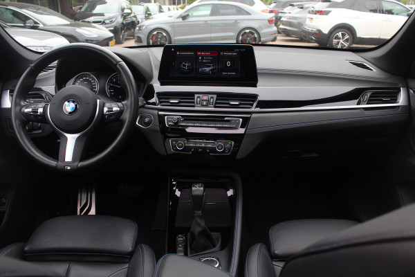 BMW X1 xDrive25e eDrive Ed. M Sport / Trekhaak / Panoramadak / Camera / Head-up / 19'' / Memory seats / Leder / Stuurverwarming / Navigatie / DAB / Stoelverwarming / Cruise Control