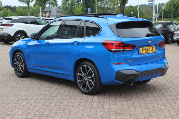 BMW X1 xDrive25e eDrive Ed. M Sport / Trekhaak / Panoramadak / Camera / Head-up / 19'' / Memory seats / Leder / Stuurverwarming / Navigatie / DAB / Stoelverwarming / Cruise Control