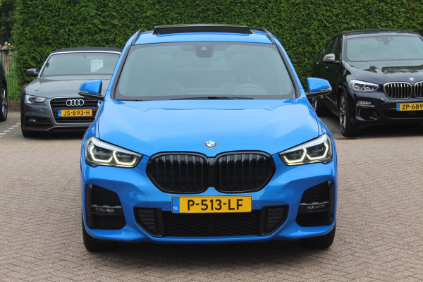 BMW X1 xDrive25e eDrive Ed. M Sport / Trekhaak / Panoramadak / Camera / Head-up / 19'' / Memory seats / Leder / Stuurverwarming / Navigatie / DAB / Stoelverwarming / Cruise Control