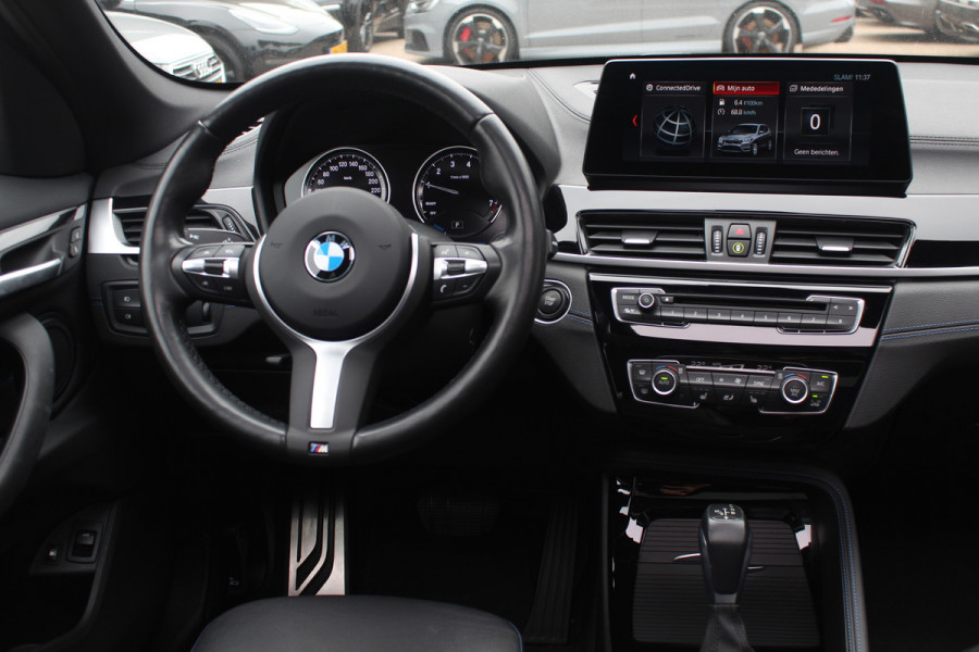 BMW X1 xDrive25e eDrive Ed. M Sport / Trekhaak / Panoramadak / Camera / Head-up / 19'' / Memory seats / Leder / Stuurverwarming / Navigatie / DAB / Stoelverwarming / Cruise Control