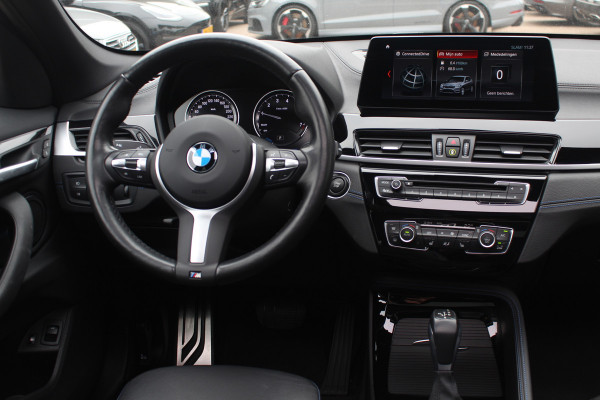 BMW X1 xDrive25e eDrive Ed. M Sport / Trekhaak / Panoramadak / Camera / Head-up / 19'' / Memory seats / Leder / Stuurverwarming / Navigatie / DAB / Stoelverwarming / Cruise Control