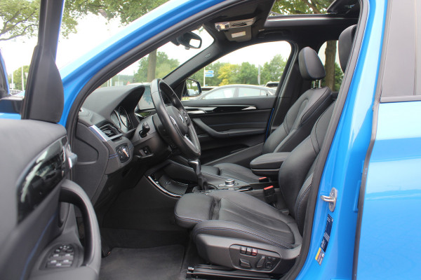 BMW X1 xDrive25e eDrive Ed. M Sport / Trekhaak / Panoramadak / Camera / Head-up / 19'' / Memory seats / Leder / Stuurverwarming / Navigatie / DAB / Stoelverwarming / Cruise Control