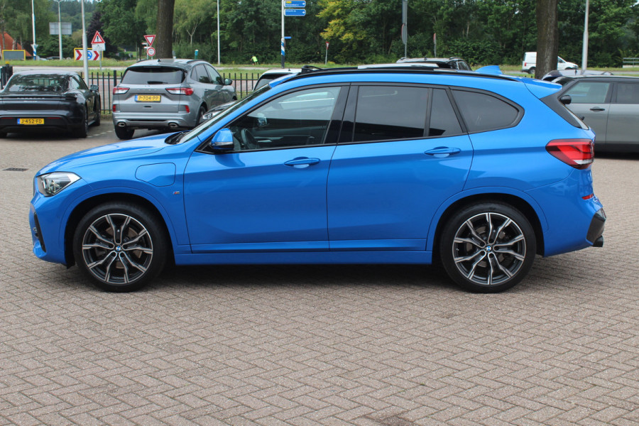 BMW X1 xDrive25e eDrive Ed. M Sport / Trekhaak / Panoramadak / Camera / Head-up / 19'' / Memory seats / Leder / Stuurverwarming / Navigatie / DAB / Stoelverwarming / Cruise Control