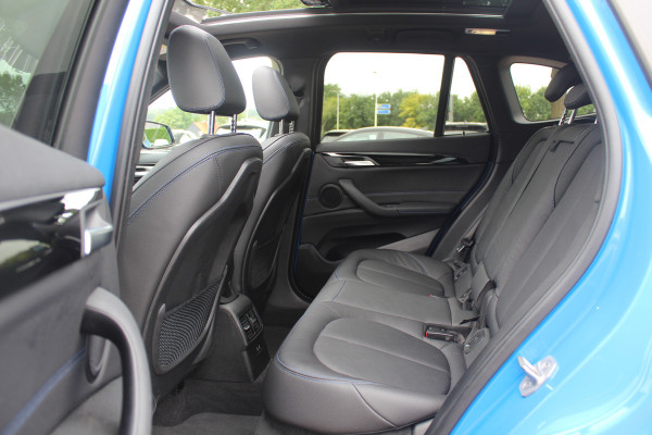 BMW X1 xDrive25e eDrive Ed. M Sport / Trekhaak / Panoramadak / Camera / Head-up / 19'' / Memory seats / Leder / Stuurverwarming / Navigatie / DAB / Stoelverwarming / Cruise Control
