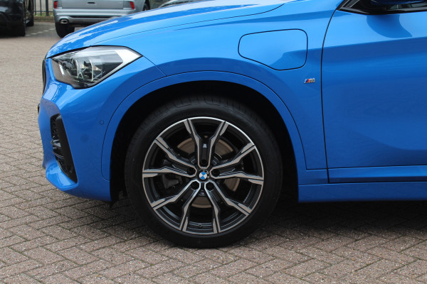 BMW X1 xDrive25e eDrive Ed. M Sport / Trekhaak / Panoramadak / Camera / Head-up / 19'' / Memory seats / Leder / Stuurverwarming / Navigatie / DAB / Stoelverwarming / Cruise Control