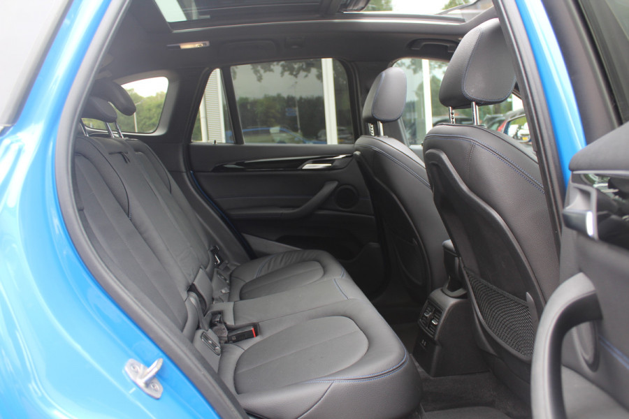 BMW X1 xDrive25e eDrive Ed. M Sport / Trekhaak / Panoramadak / Camera / Head-up / 19'' / Memory seats / Leder / Stuurverwarming / Navigatie / DAB / Stoelverwarming / Cruise Control